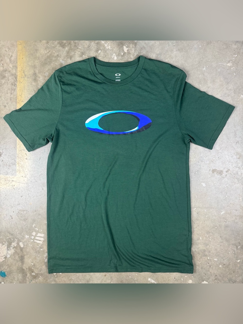 Oakley T-Shirt Size Large Green Men's Athletic Sportswear Logo Tee Futuristic
